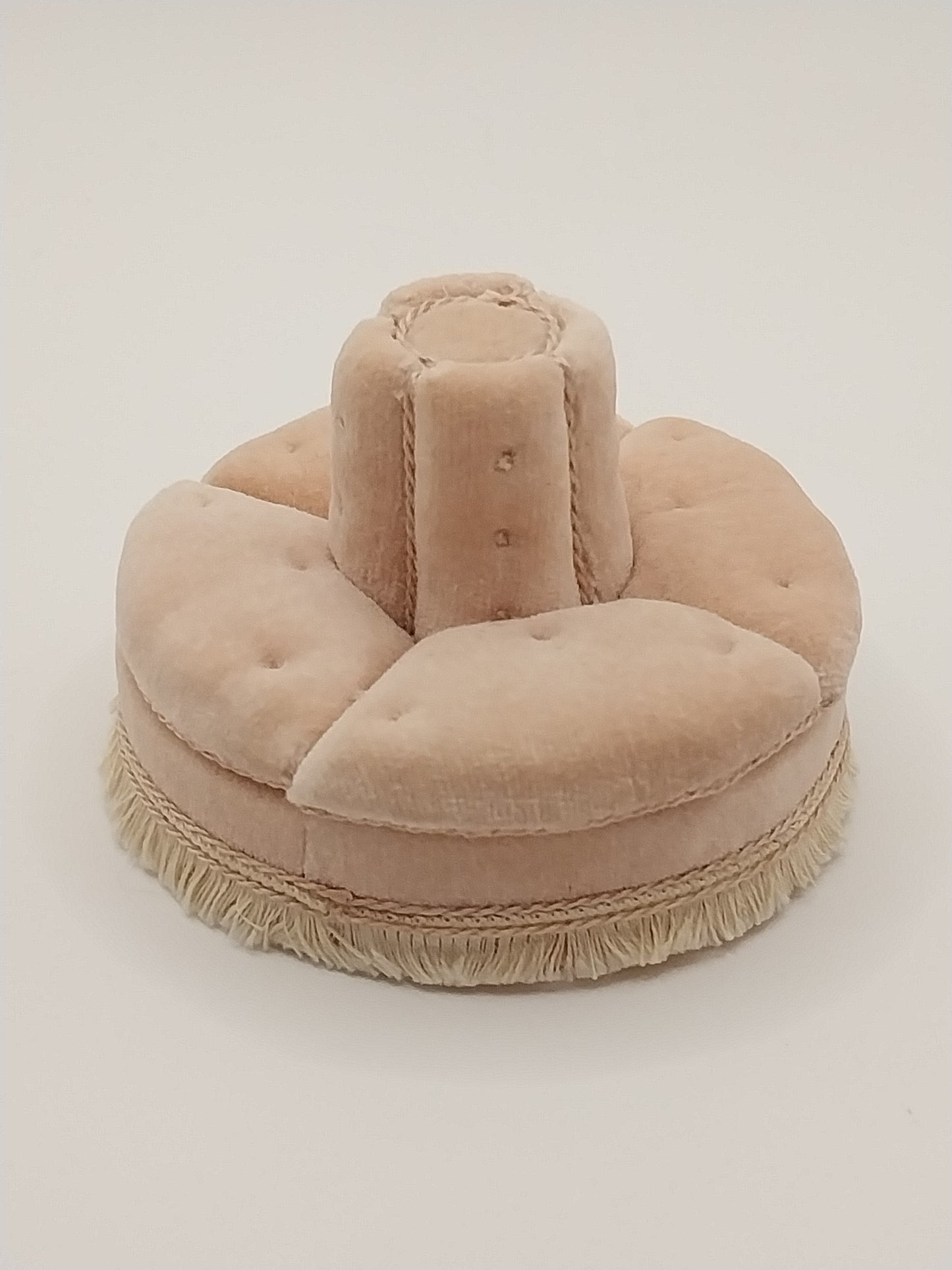 1/2" Scale Round Settee, Pink