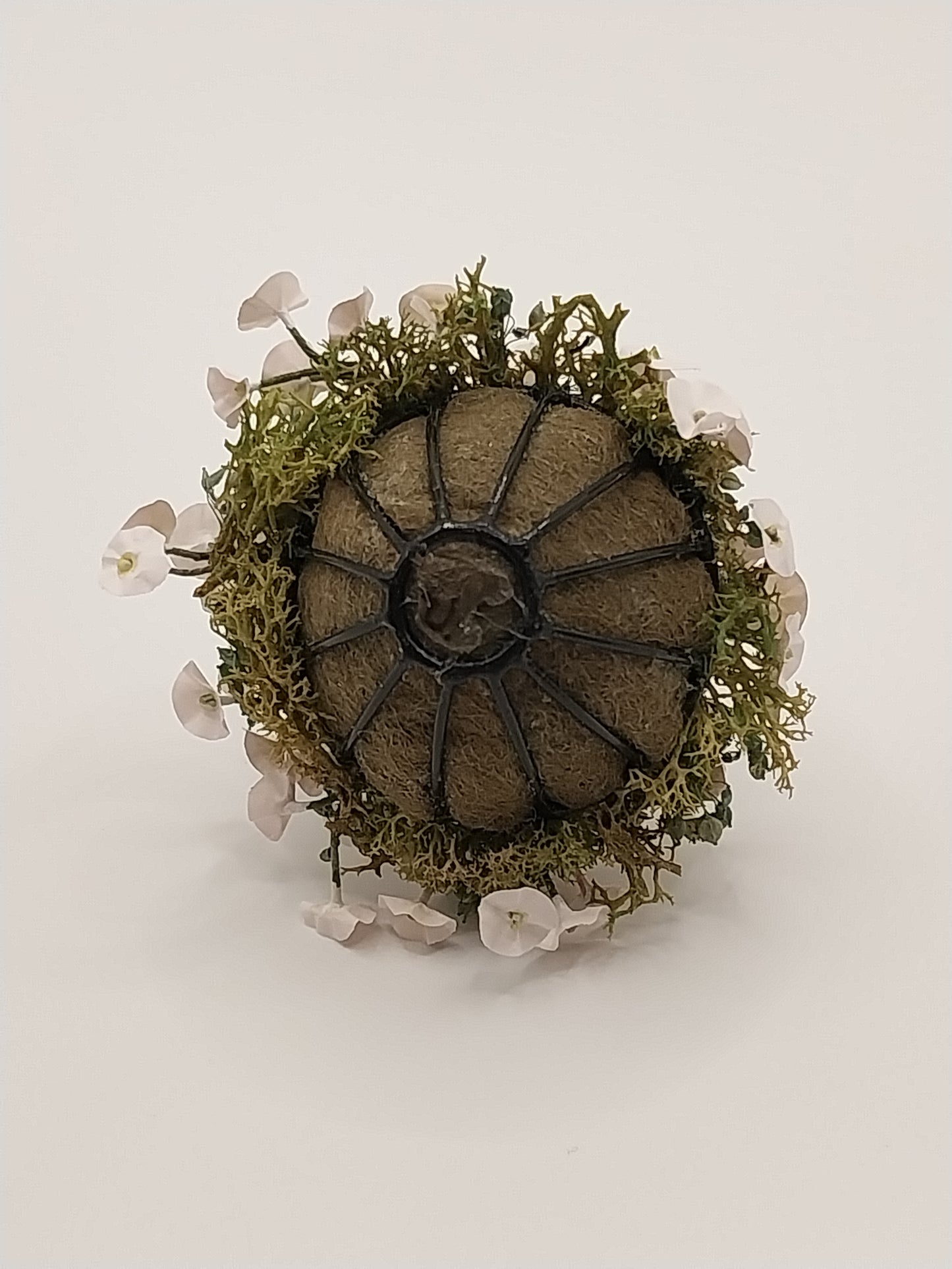 CRH940, White Petunias In Wire Basket