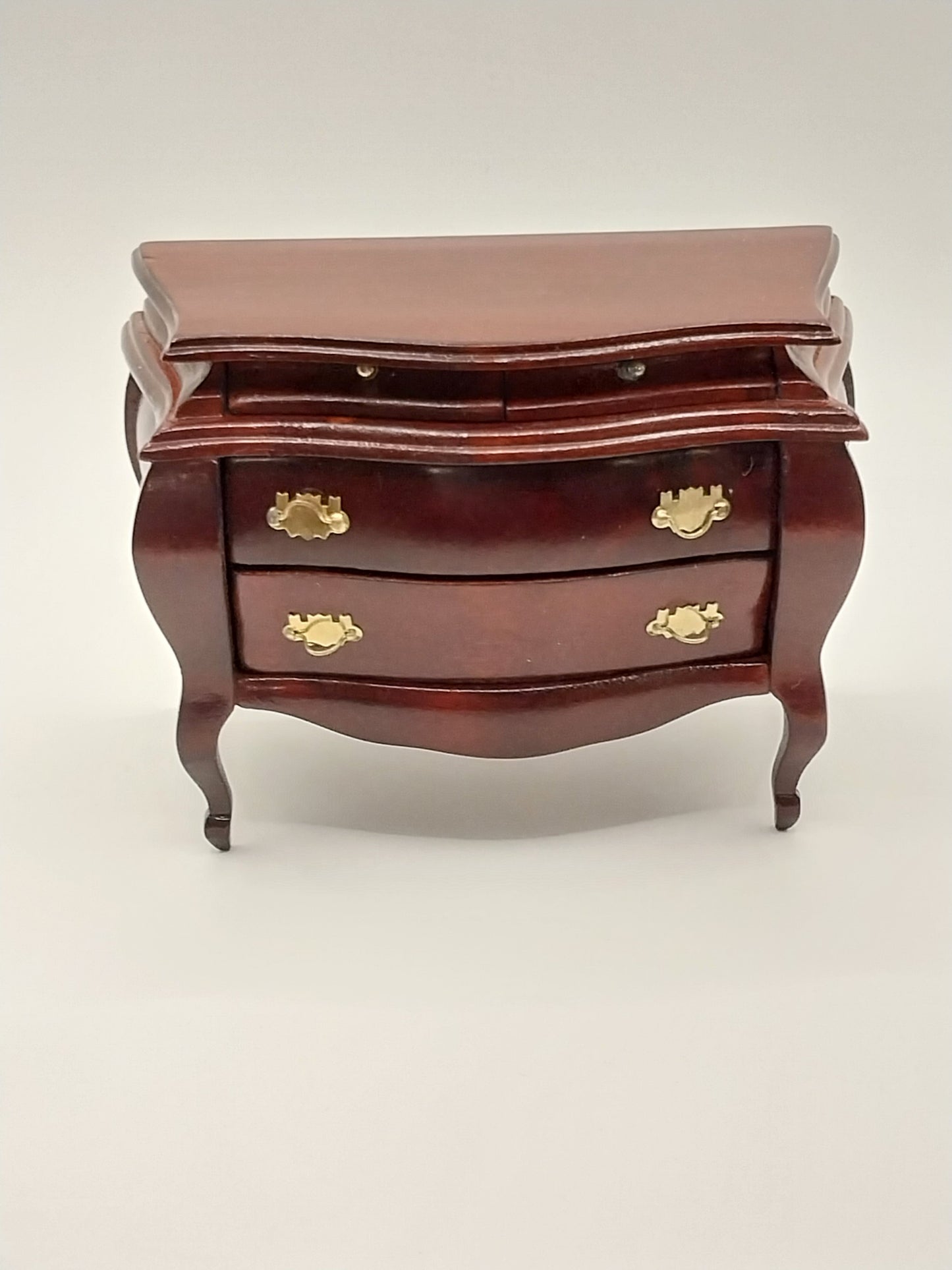 CEA328, Bombe Chest, Mahogany