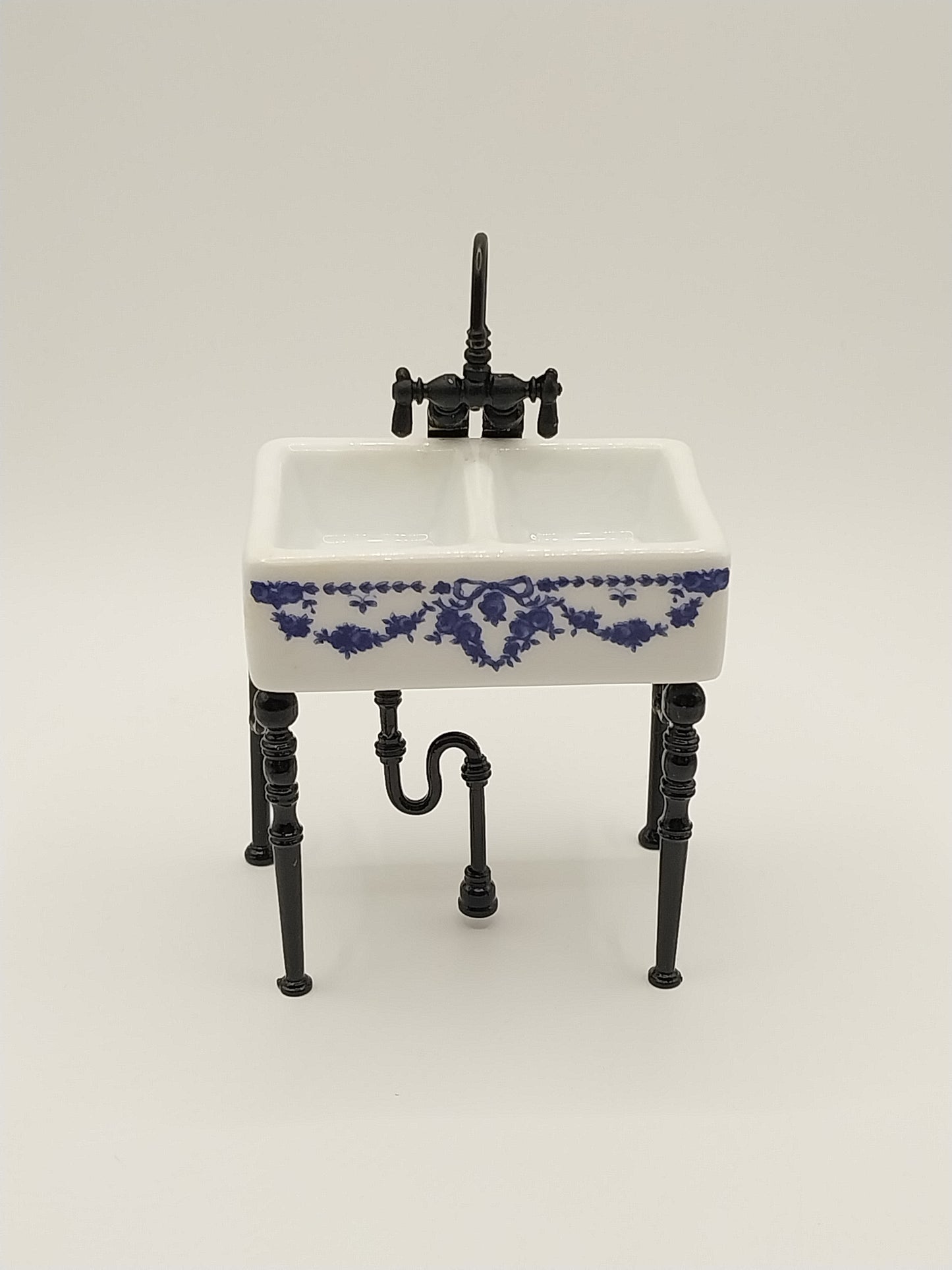 CEA347, Porcelain Sink, Blue Bow