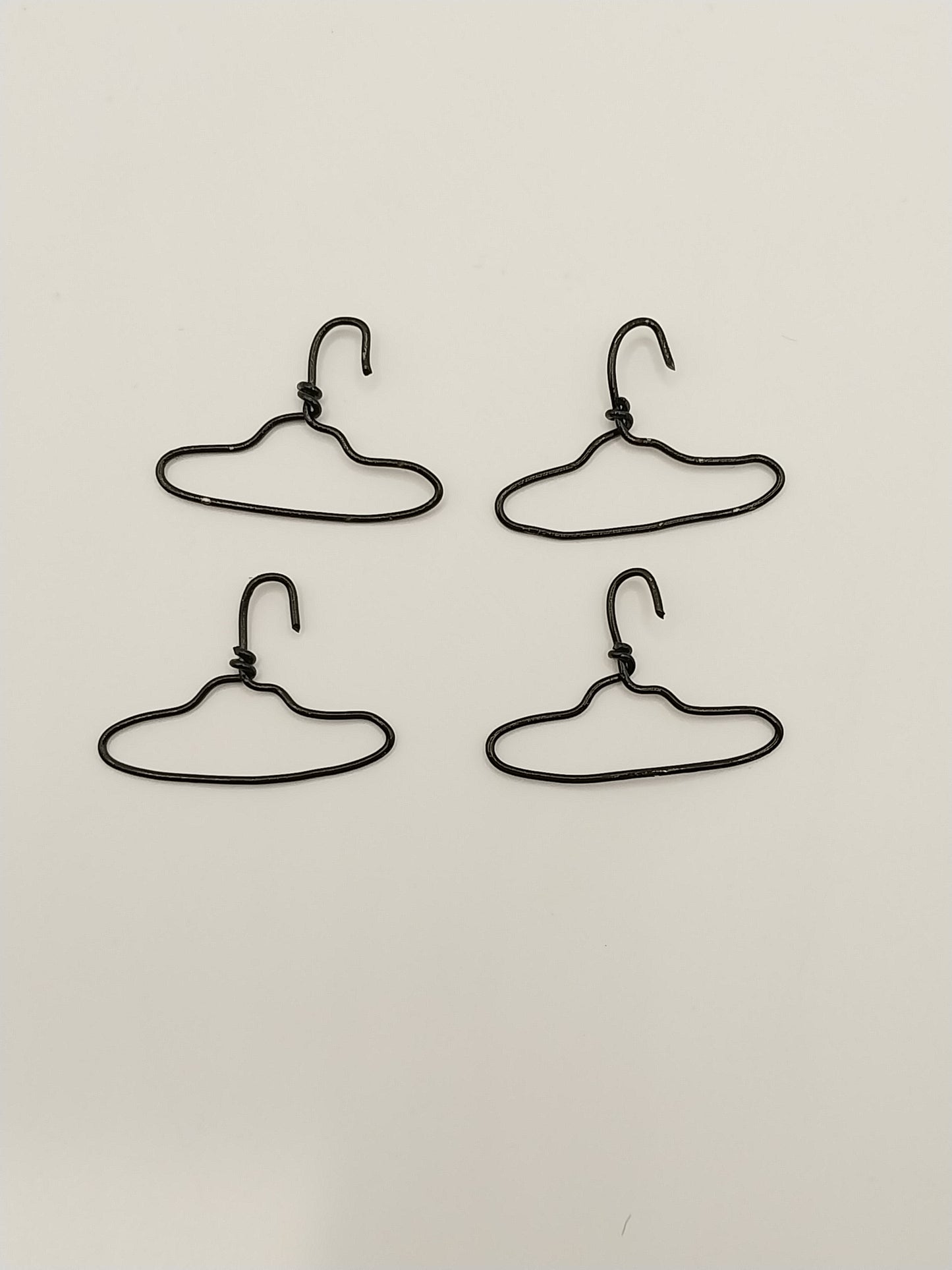 CMS155, Black Wire Hangers, 4pc