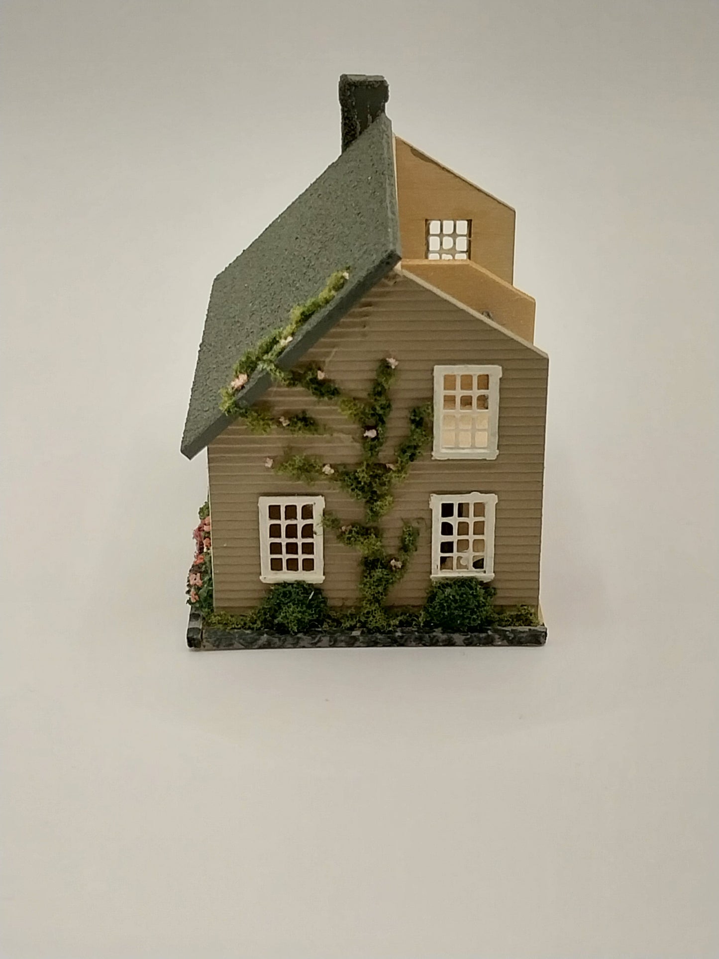 1/144" Scale Dollhouse With Furniture