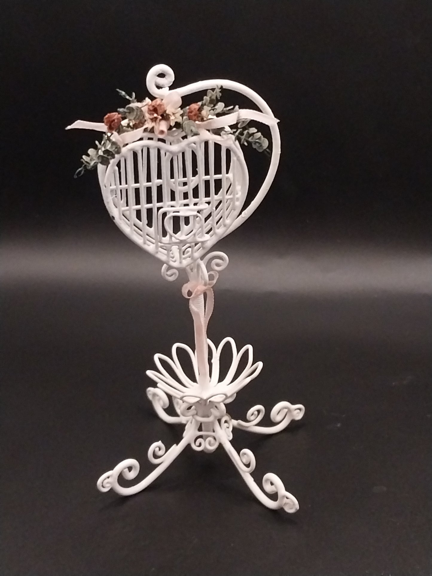 Wire Wicker Heart Bird Stand, White