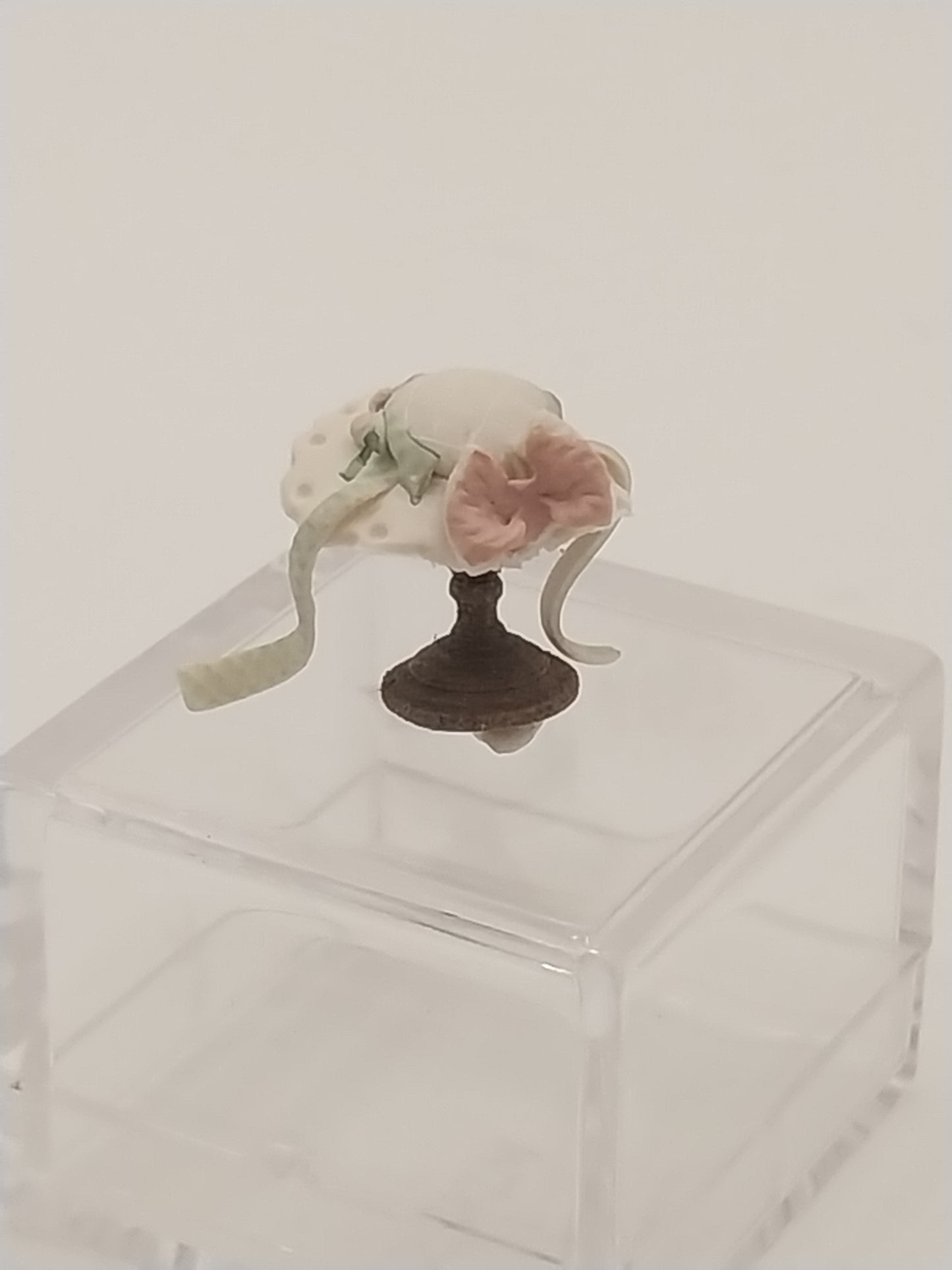 1/4" Scale Lady Hat On Hat Stand, Sculpted