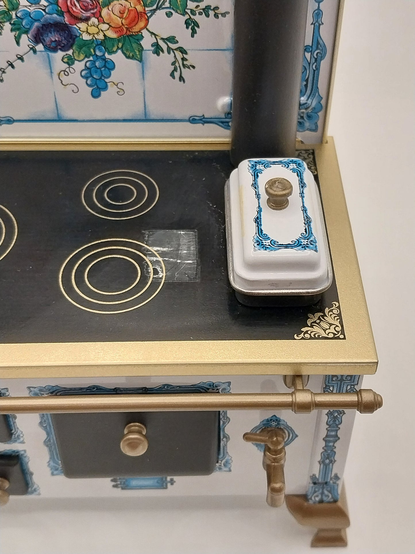 CEA278, Vintage Tin Flower Tile Stove