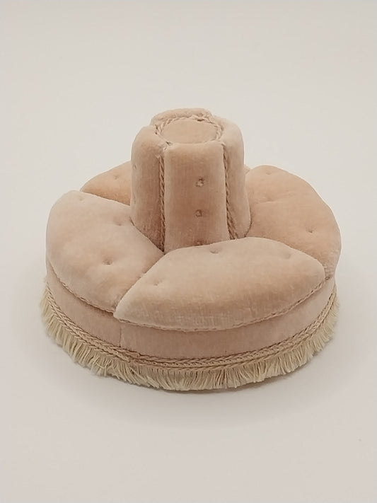 1/2" Scale Round Settee, Pink