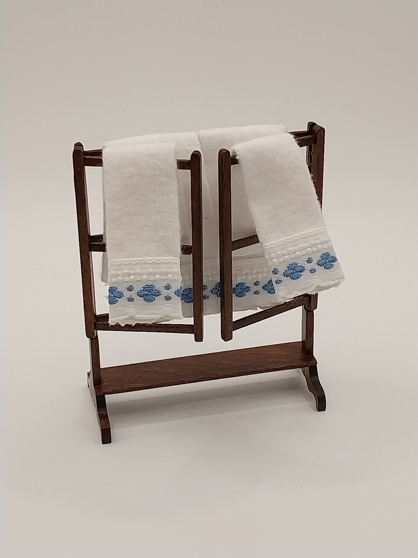 Towel Rack With Towels