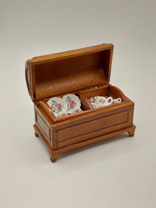 CEA320, Hope Chest With Keepsakes