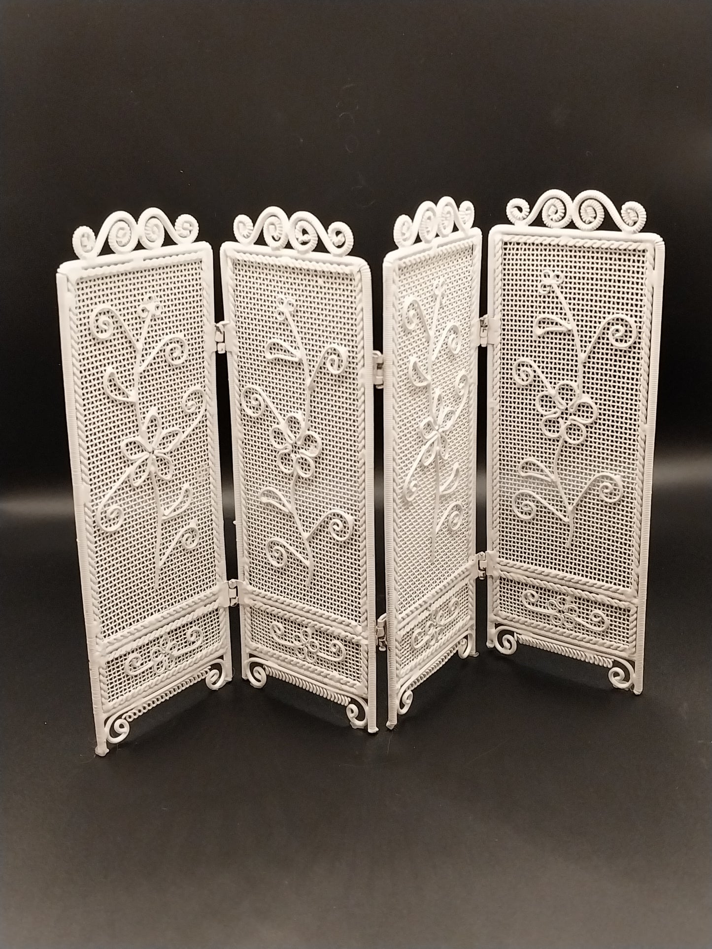 Wire Wicker Screen, White