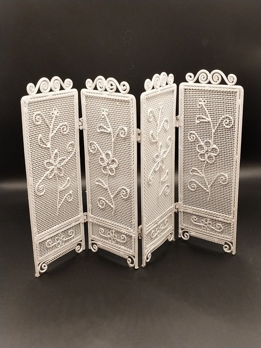 Wire Wicker Screen, White