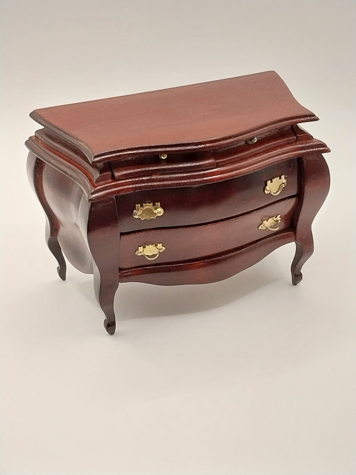 CEA328, Bombe Chest, Mahogany