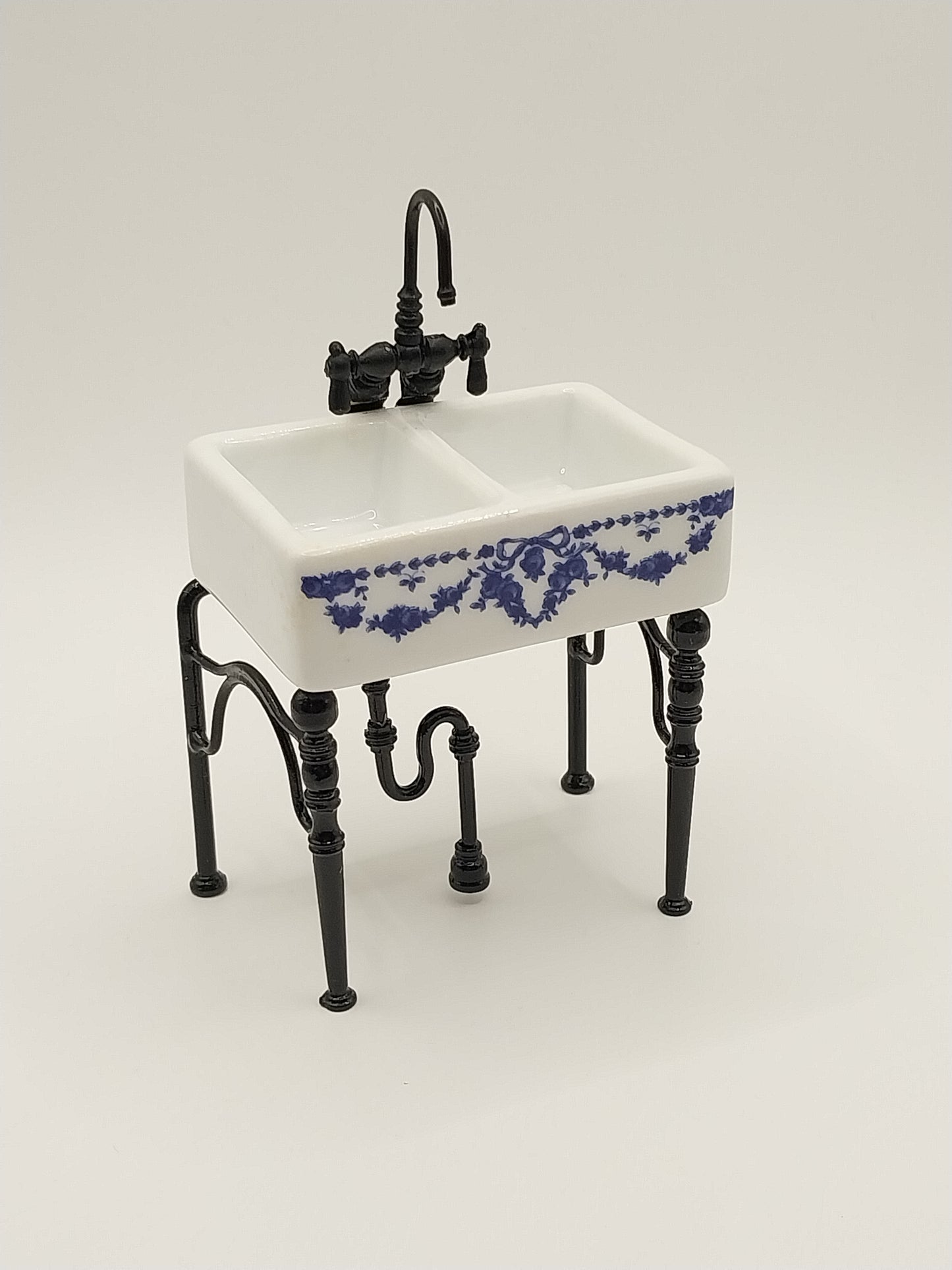 CEA347, Porcelain Sink, Blue Bow