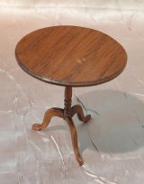 Round Tilt Top Table, Walnut