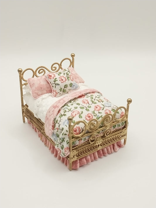 1/2" Scale Gold Wire Wicker Bed, Pink Floral