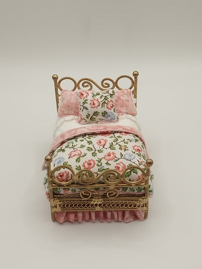 1/2" Scale Gold Wire Wicker Bed, Pink Floral