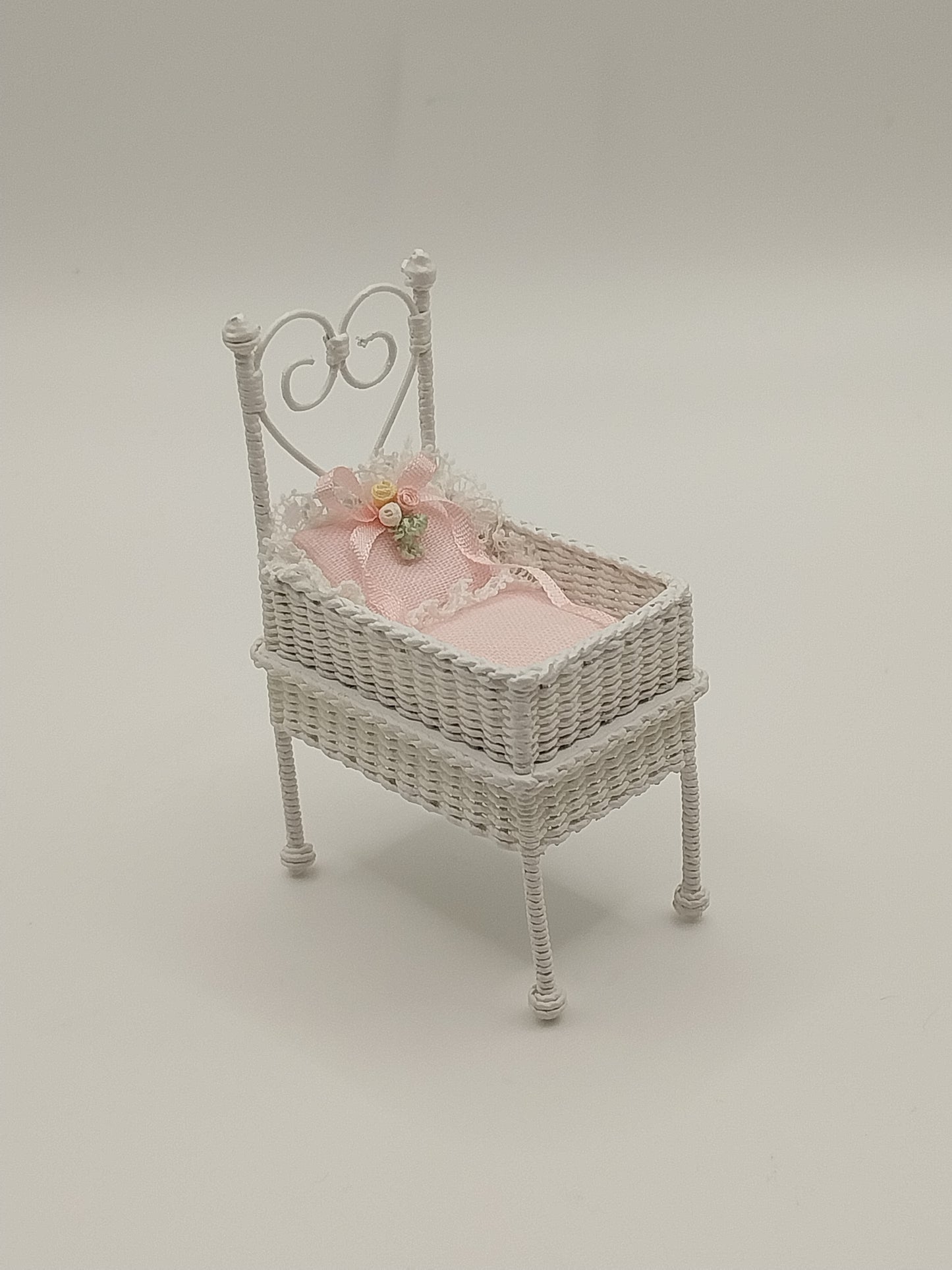 1/2" Scale White Wicker Bassinet, Pink