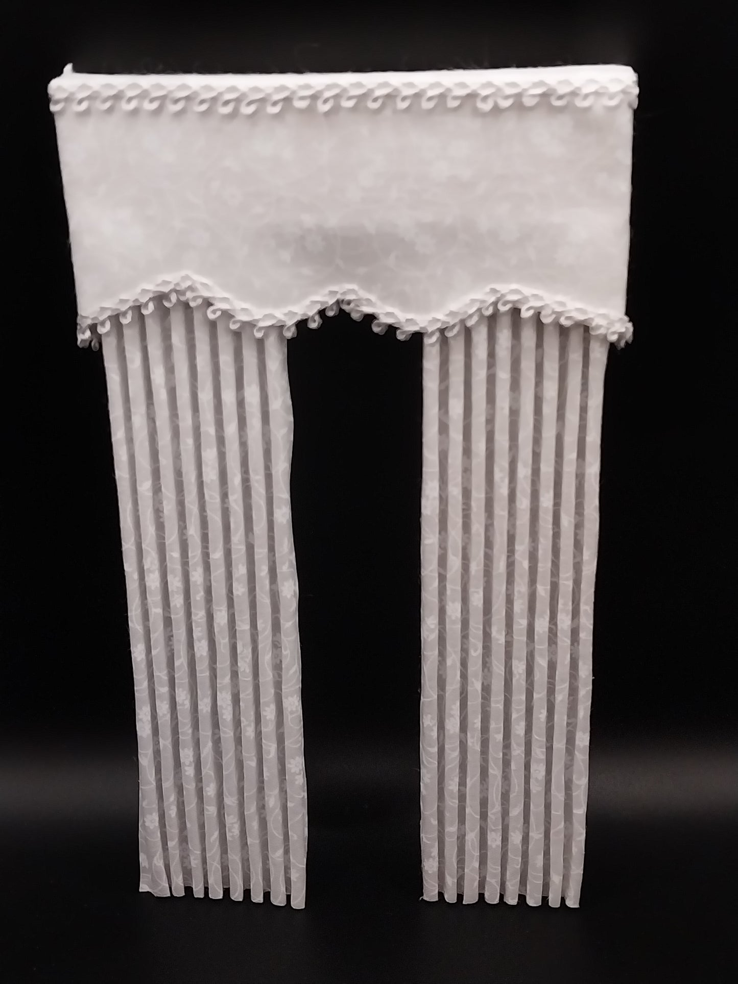 Pleated Curtain with Cornice, White Swirl