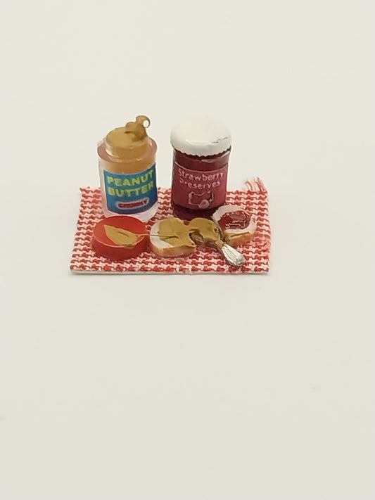 1/2" Scale Peanut Butter & Jelly Prep