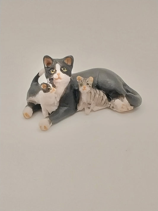 Mama Cat & Kittens, Black & White