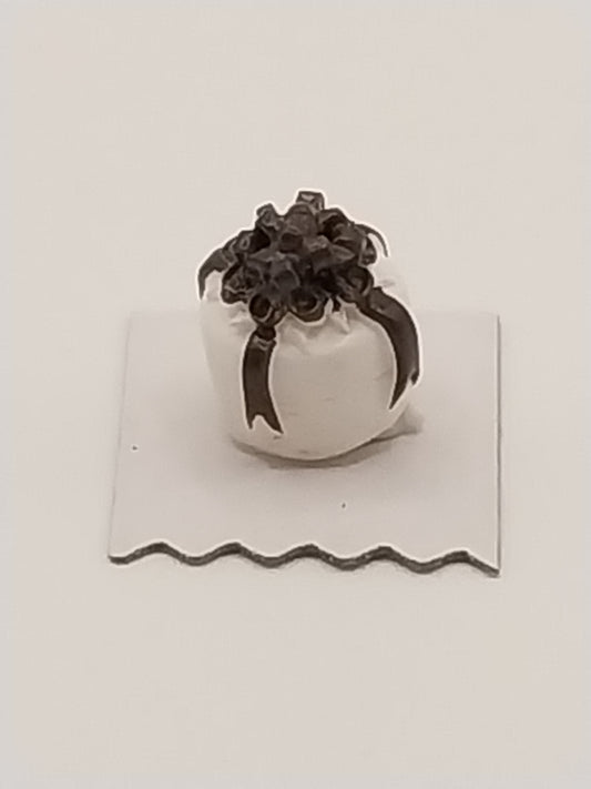 1/2" Scale White Cake With Chocolate Bow