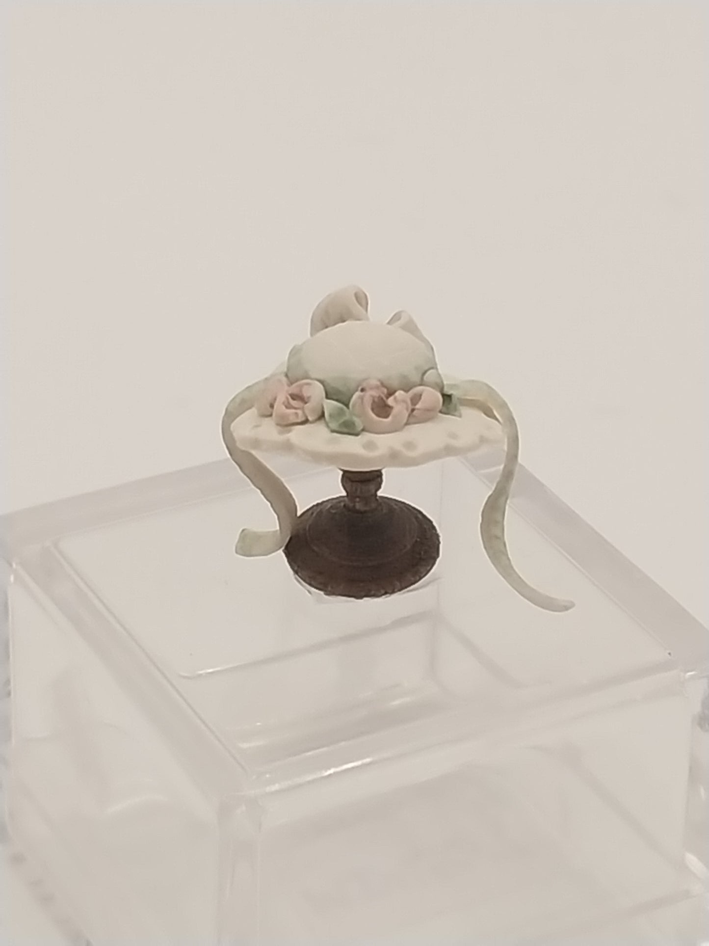 1/4" Scale Lady Hat On Hat Stand, Sculpted