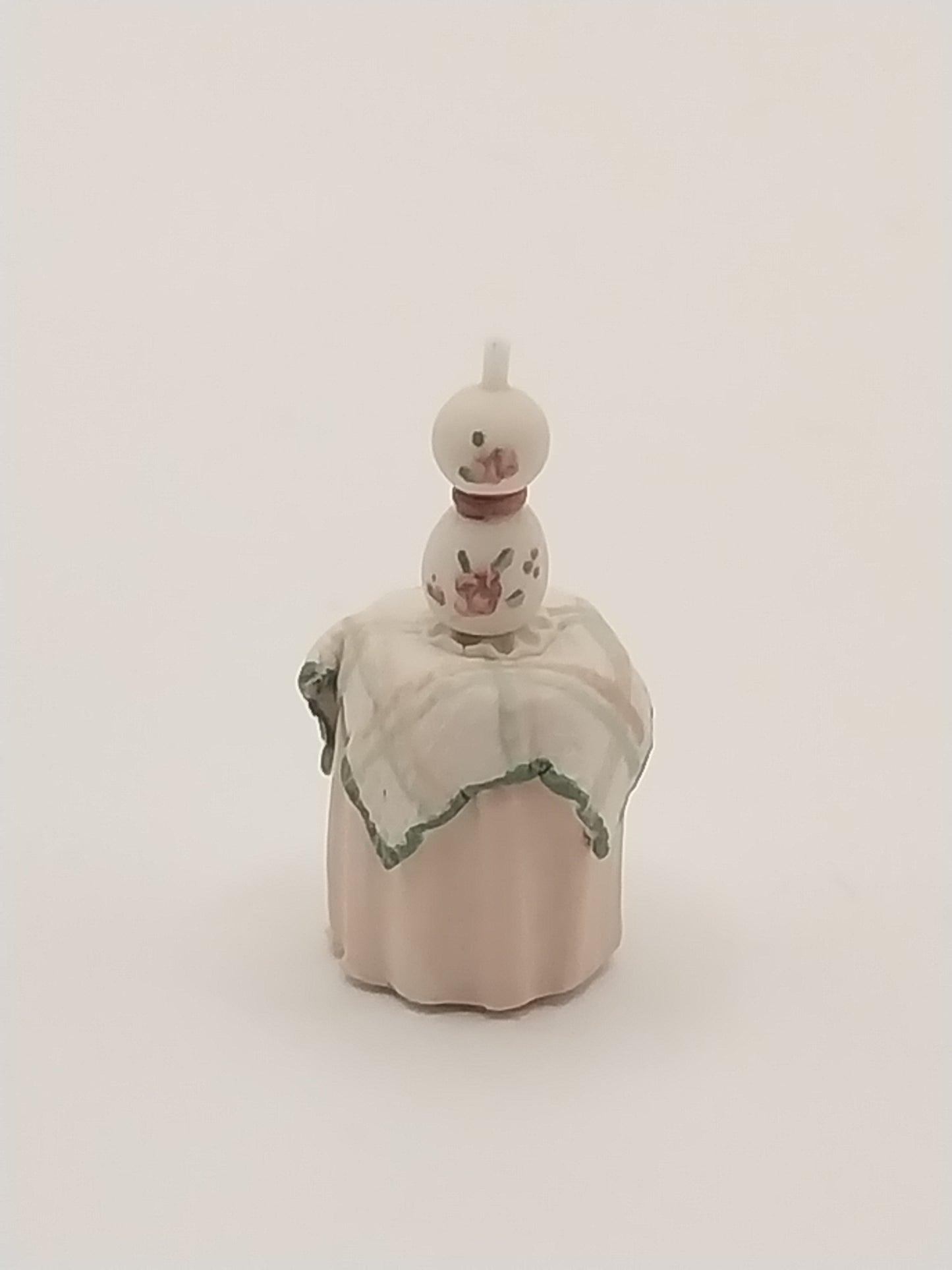 1/4" Scale Side Table With Lamp, Sculpted