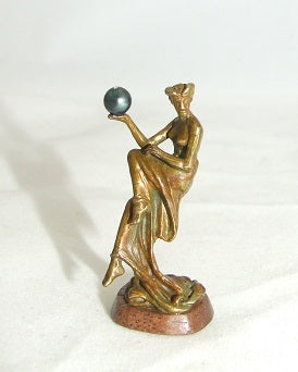 Lady with Pearl, Bronze Statue